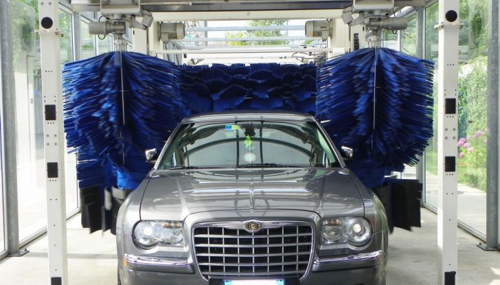 Lavaggio auto: pro e contro degli spazzoloni - Foto 2 di 6