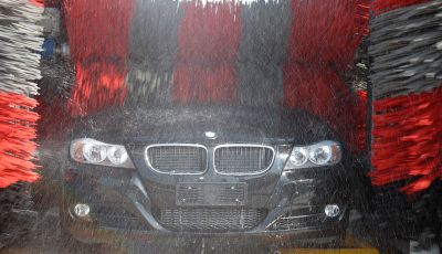Lavaggio auto: pro e contro degli spazzoloni