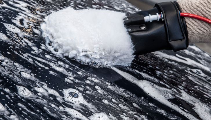 Lavaggio auto: pro e contro degli spazzoloni - Foto 5 di 6