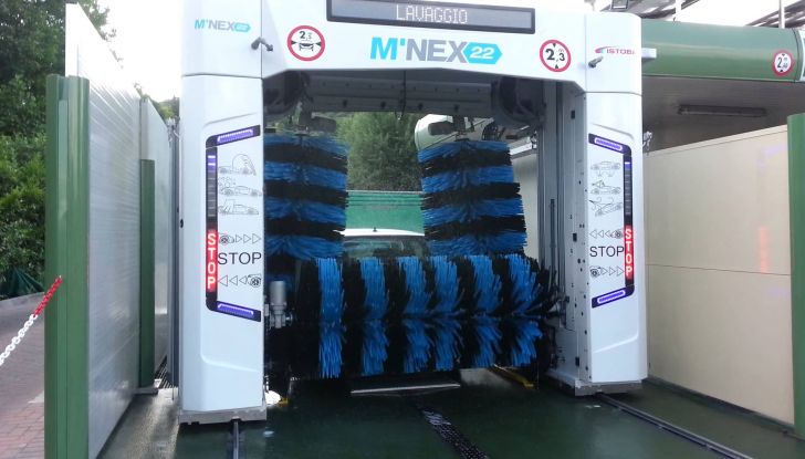 Lavaggio auto: pro e contro degli spazzoloni - Foto 3 di 6