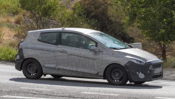 Nuova Ford Fiesta, foto spia della versione 3 porte, laterale anteriore.