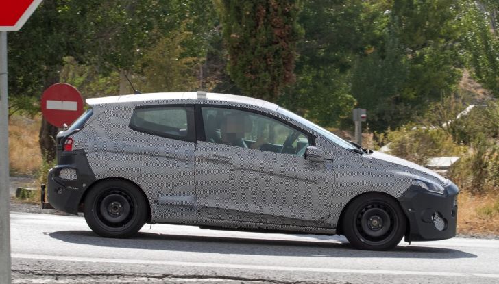 Nuova Ford Fiesta, foto spia della versione 3 porte, fiancata.
