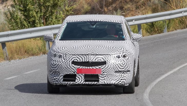 Nuovo Peugeot 2008, le prime foto spia della seconda generazione - Foto 4 di 10