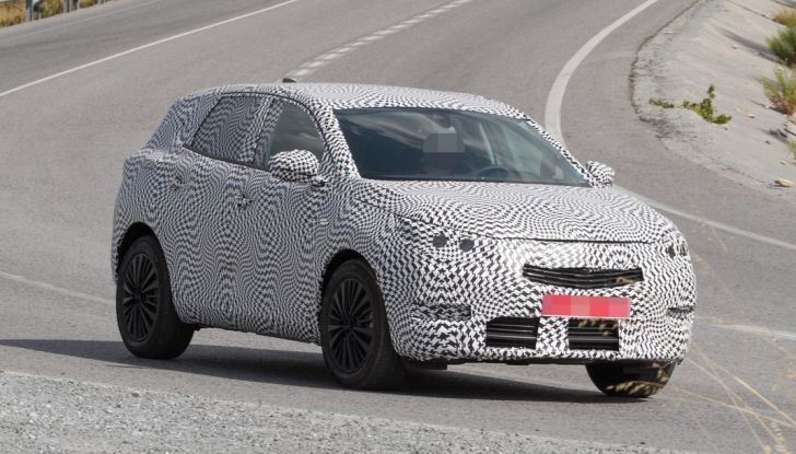 Nuovo Peugeot 2008, le prime foto spia della seconda generazione - Foto 2 di 10