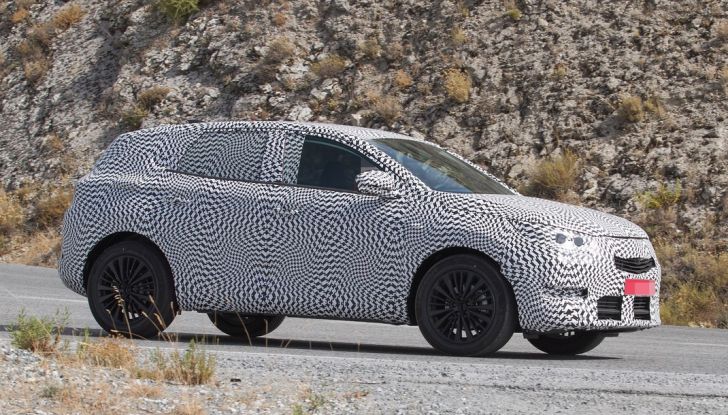 Nuovo Peugeot 2008, le prime foto spia della seconda generazione - Foto 1 di 10