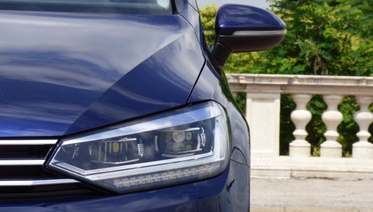 Prova su strada Volkswagen Touran 2.0 TDI 7 posti: caratteristiche, consumi e prezzi - Foto 2 di 35