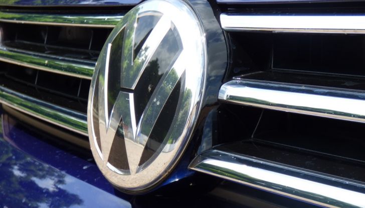 Prova su strada Volkswagen Touran 2.0 TDI 7 posti: caratteristiche, consumi e prezzi - Foto 8 di 35