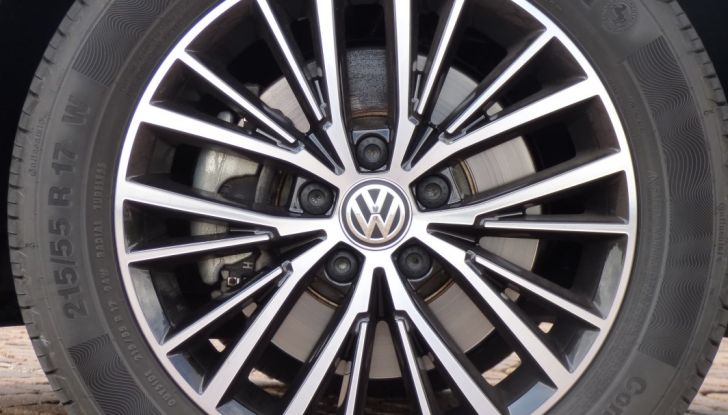 Prova su strada Volkswagen Touran 2.0 TDI 7 posti: caratteristiche, consumi e prezzi - Foto 10 di 35