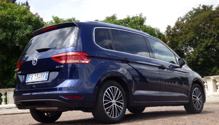 Prova su strada Volkswagen Touran 2.0 TDI 7 posti: caratteristiche, consumi e prezzi - Foto 5 di 35