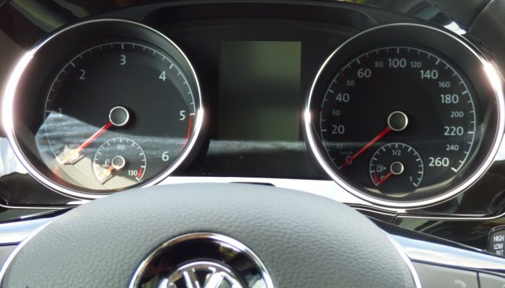 Prova su strada Volkswagen Touran 2.0 TDI 7 posti: caratteristiche, consumi e prezzi - Foto 23 di 35