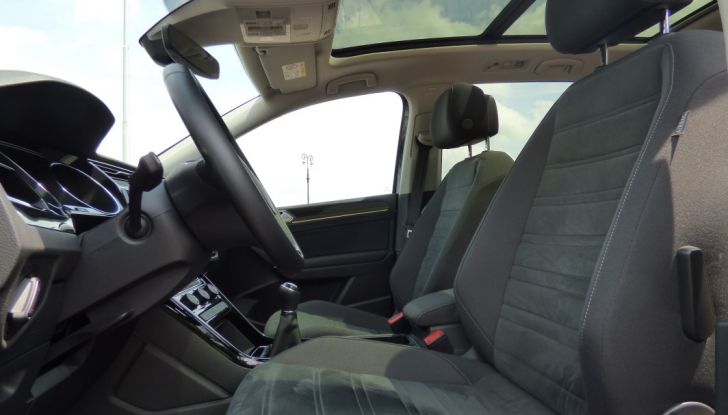 Prova su strada Volkswagen Touran 2.0 TDI 7 posti: caratteristiche, consumi e prezzi - Foto 4 di 35