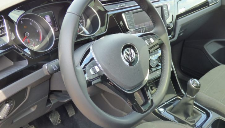 Prova su strada Volkswagen Touran 2.0 TDI 7 posti: caratteristiche, consumi e prezzi - Foto 30 di 35
