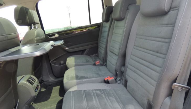 Prova su strada Volkswagen Touran 2.0 TDI 7 posti: caratteristiche, consumi e prezzi - Foto 32 di 35