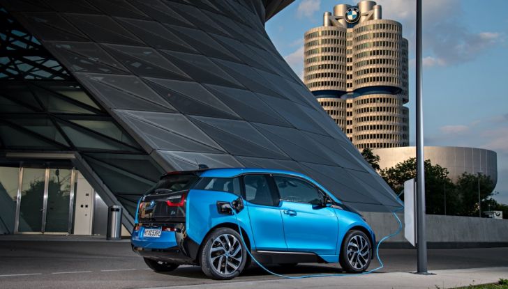 BMW i3 2017 al Salone di Parigi: batteria da 94Ah per 300Km di autonomia - Foto 3 di 14