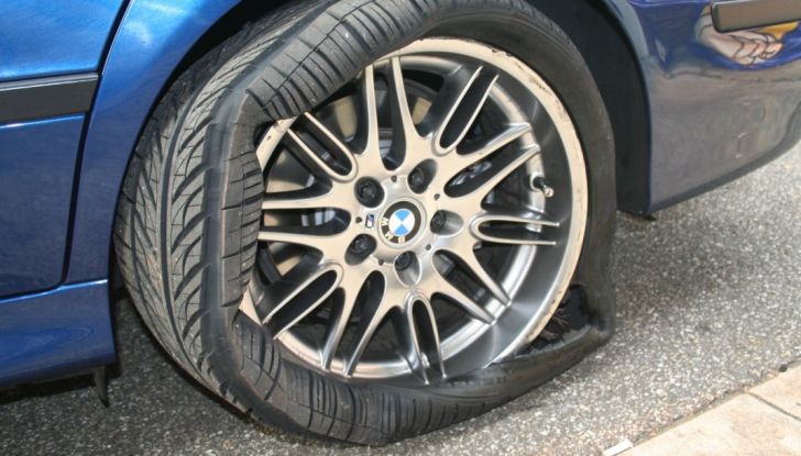 Foratura pneumatico: come salvare la gomma senza chiamare soccorsi - Foto 5 di 6