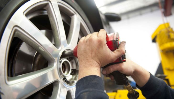 Foratura pneumatico: come salvare la gomma senza chiamare soccorsi - Foto 1 di 6