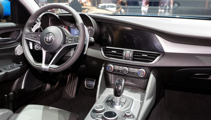 alfa giulia veloce salone di Parigi postazione guida