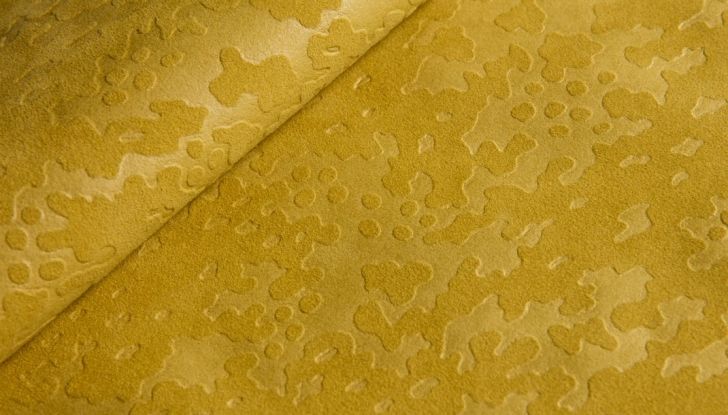 Come pulire gli interni in Alcantara® di un’auto - Foto 6 di 11