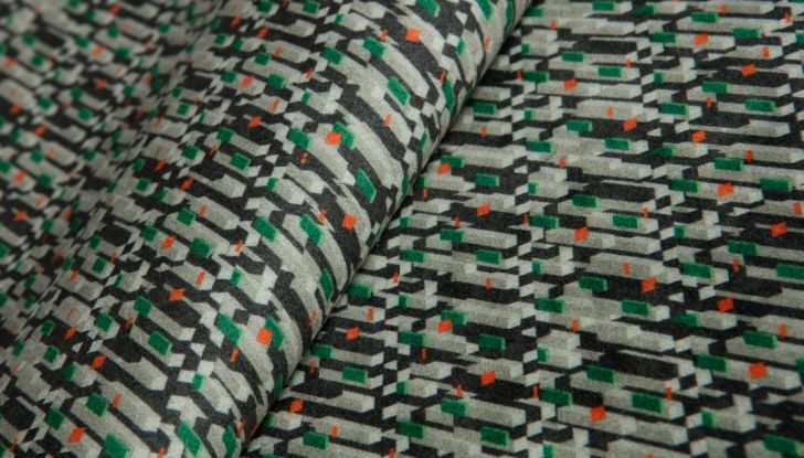 Come pulire gli interni in Alcantara® di un’auto - Foto 5 di 11