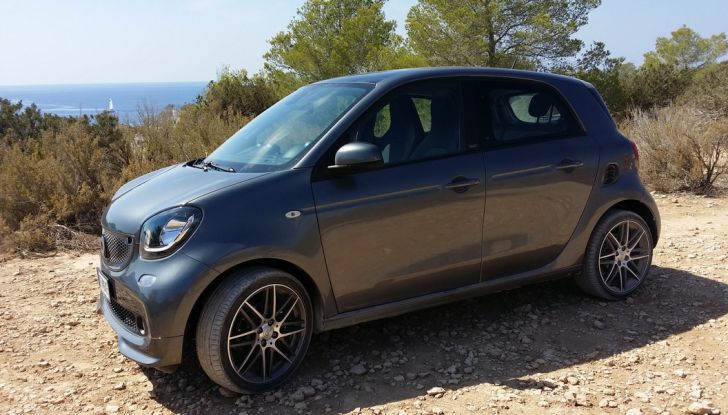 Smart Brabus ForTwo, ForFour e Cabrio: prova su strada, motorizzazioni e prezzi - Foto 3 di 22