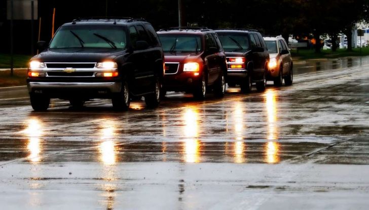 Asfalto viscido o bagnato: come comportarsi alla guida - Foto 2 di 7