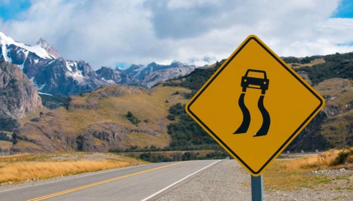 Asfalto viscido o bagnato: come comportarsi alla guida - Foto 5 di 7