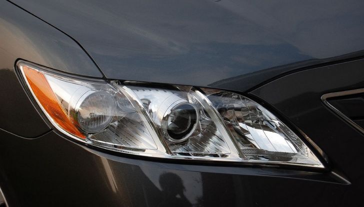 Come sostituire un faro dell’auto - Foto 3 di 6