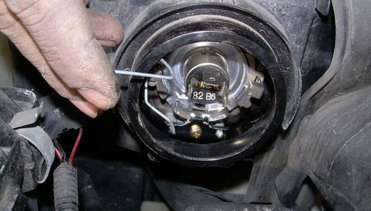 Come sostituire un faro dell’auto - Foto 5 di 6