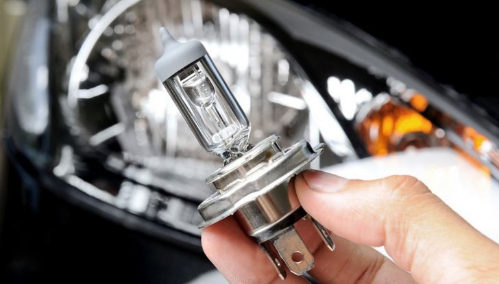 Come sostituire un faro dell’auto - Foto 1 di 6