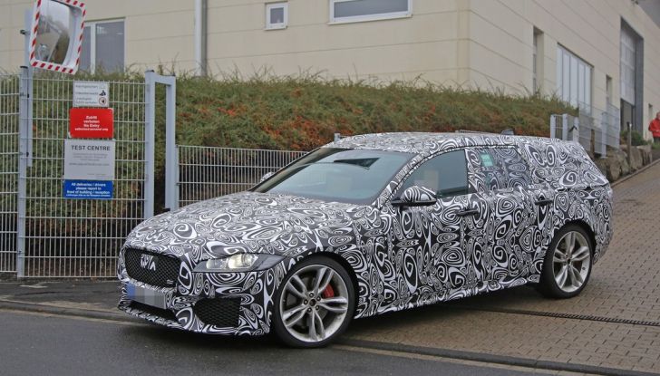 Jaguar XF S Sportbrake prime foto spia della nuova generazione della wagon sportiva - Foto 11 di 16
