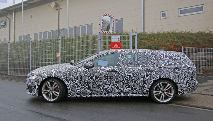Jaguar XF S Sportbrake prime foto spia della nuova generazione della wagon sportiva - Foto 4 di 16