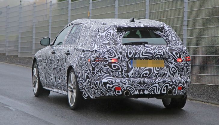 Jaguar XF S Sportbrake prime foto spia della nuova generazione della wagon sportiva - Foto 15 di 16