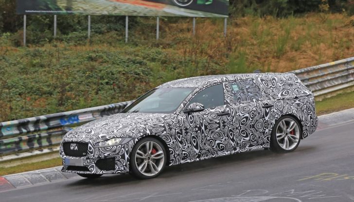 Jaguar XF S Sportbrake prime foto spia della nuova generazione della wagon sportiva - Foto 1 di 16