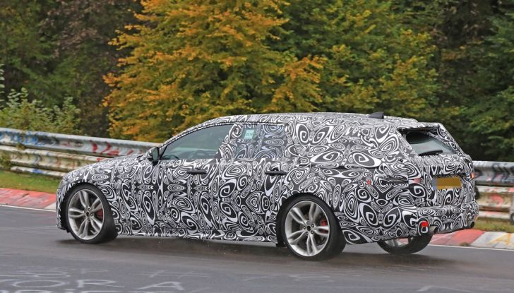 Jaguar XF S Sportbrake prime foto spia della nuova generazione della wagon sportiva - Foto 10 di 16