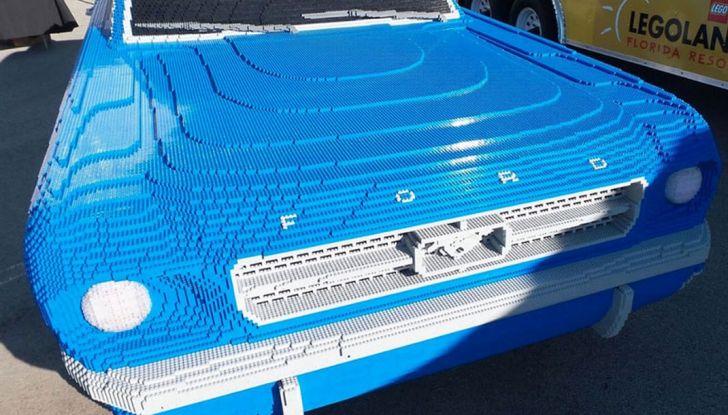 Ford Mustand del 1964 in lego esposta a Legoland in Florida.