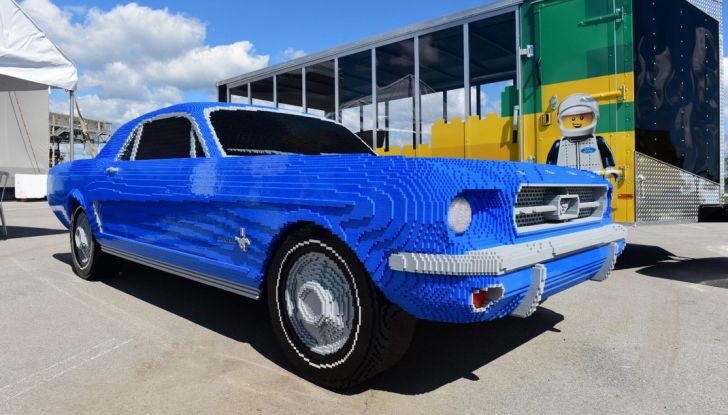 Ford Mustand del 1964 in lego esposta a Legoland in Florida.