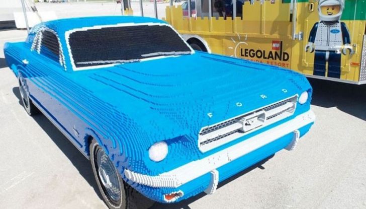 Ford Mustand del 1964 in lego esposta a Legoland in Florida.