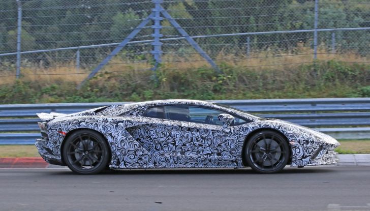 Lamborghini Aventador 2017 Facelift, le prime foto in pista - Foto 10 di 21