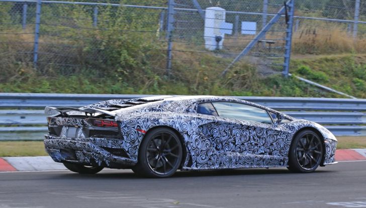 Lamborghini Aventador 2017 Facelift, le prime foto in pista - Foto 11 di 21