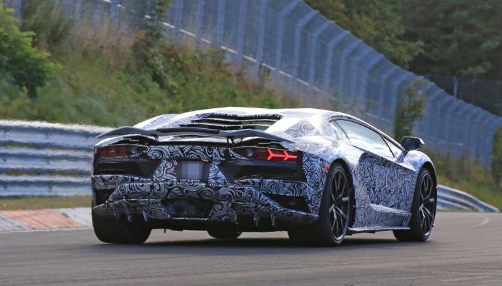 Lamborghini Aventador 2017 Facelift, le prime foto in pista - Foto 13 di 21