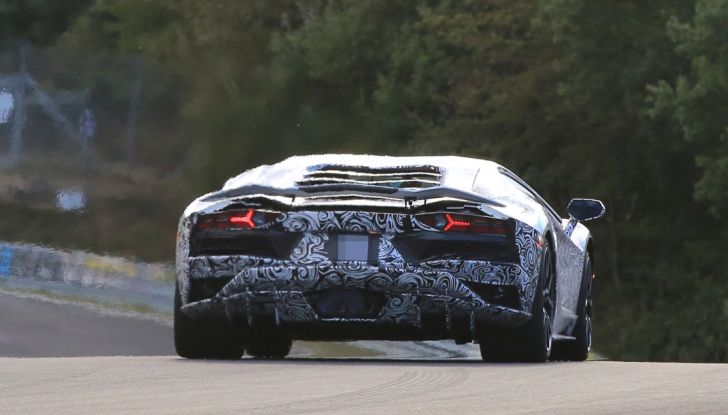 Lamborghini Aventador 2017 Facelift, le prime foto in pista - Foto 14 di 21