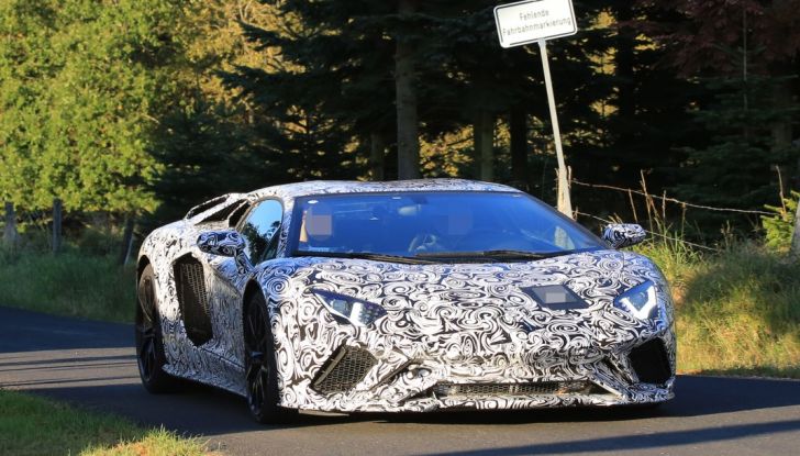 Lamborghini Aventador 2017 Facelift, le prime foto in pista - Foto 15 di 21