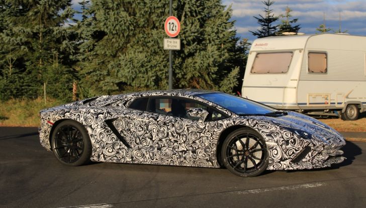 Lamborghini Aventador 2017 Facelift, le prime foto in pista - Foto 17 di 21