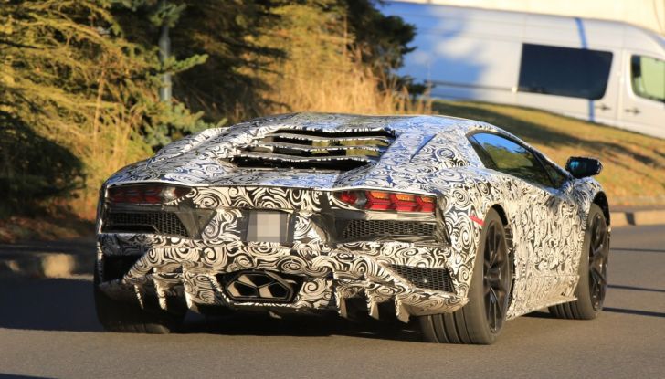 Lamborghini Aventador 2017 Facelift, le prime foto in pista - Foto 20 di 21