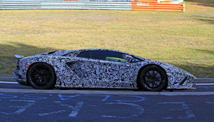 Lamborghini Aventador 2017 Facelift, le prime foto in pista - Foto 4 di 21