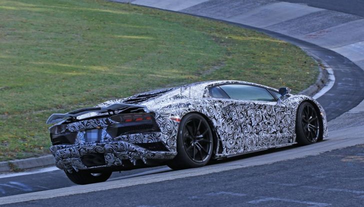 Lamborghini Aventador 2017 Facelift, le prime foto in pista - Foto 5 di 21