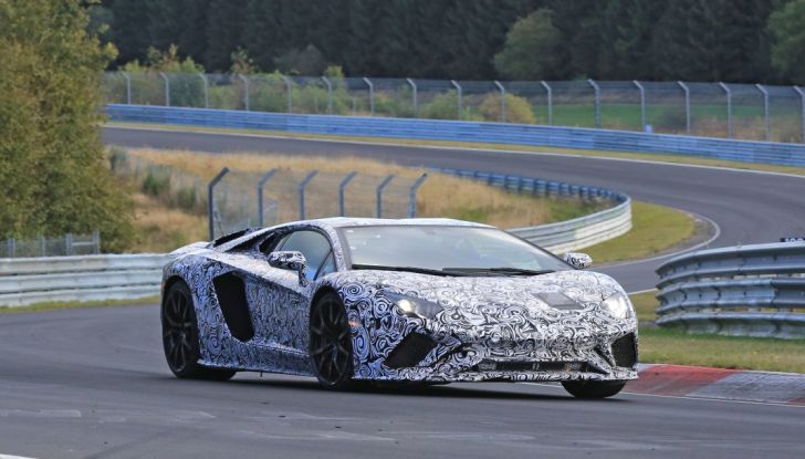 Lamborghini Aventador 2017 Facelift, le prime foto in pista - Foto 8 di 21