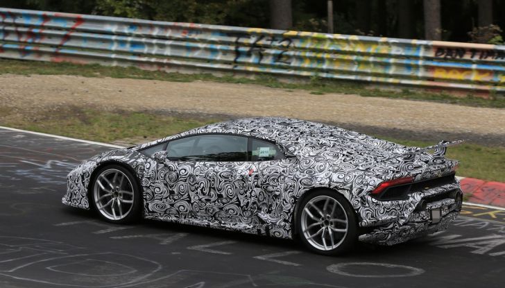 Lamborghini Huracan Superleggera, foto spia delle modifiche del frontale - Foto 3 di 14