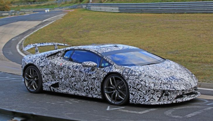Lamborghini Huracan Superleggera, foto spia delle modifiche del frontale - Foto 12 di 14