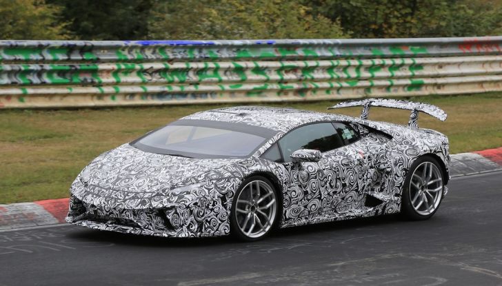 Lamborghini Huracan Superleggera, foto spia delle modifiche del frontale - Foto 8 di 14